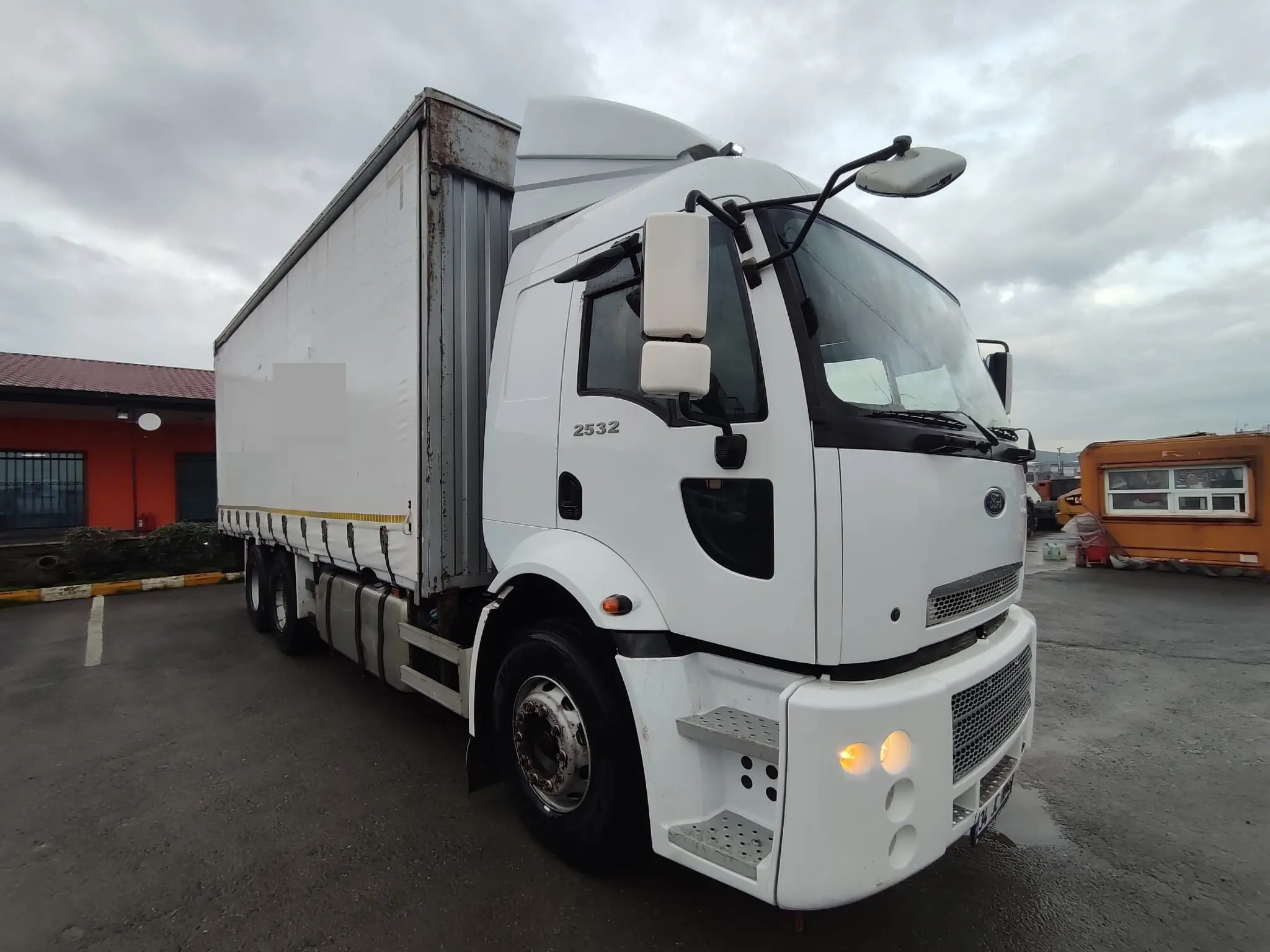 Cargo 2532 Römork Çeker Kayar Perdeli Liftli